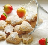 Разогрейте духовку до 180 градусов. Выстелите противень пекарской бумагой, выложите на него печенье и отправьте в духовку минут на 20-25.	