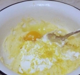 Сначала достаньте сливочное масло из холодильника, чтобы оно размякло. Когда масло станет мягким- выложите его в миску для теста, добавьте сахар и тщательно перемешайте.	