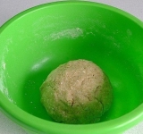 Руками вымесите тесто, при необходимости можно добавить еще немного молока.