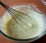 В отдельной миске взбейте венчиком яйцо, молоко, сыр и растительное масло. Постепенно добавляя в массу муку с укропом, замешайте густое однородное тесто.	