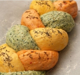 Накройте хлеб полотенцем и положите его в теплом на 20-30 минут, чтобы тесто немного поднялось. Смочите поверхность хлеба водой и просыпьте семенами. Противень смажьте сливочным маслом, выложите на него тесто и выпекайте в предварительно разогретой до 220 градусов духовке в течение 30-35 минут. Остудите, подавайте на стол.