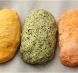 Возьмите одинаковые части разноцветного теста.