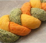 Слепите воедино верхние концы колбасок и заплетите косичку, нижние концы так же закрепите.