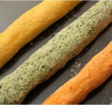 Просыпьте рабочую поверхность мукой. Раскатайте одинаковые колбаски из теста.