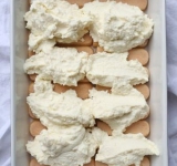 Приготовьте начинку, для этого в глубокой миске перемешайте риккоту, сахарную пудру, лимончелло и цедру. Приготовьте начинку, для этого в глубокой миске перемешайте риккоту, сахарную пудру, лимончелло и цедру. Выложите всю начинку на первый слой печенья.