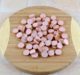 Сосиски порежьте кружочками, лук кольцами, сыр натрите на крупную терку.