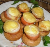 Выпекайте в предварительно разогретой духовке 10-15 минут. Блюдо готово, зовите семью к завтраку.