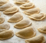 Накрываем фарш второй половинкой теста, края теста слепливаем.