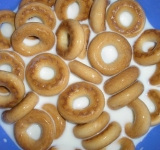 Замочите сушки в молоке на 20-30 минут.