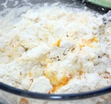 Вначале готовим тесто, для этого в глубокую миску с кефиром разбиваем 3 яйца, просеиваем муку и добавляем соды. Соду гасить не надо, она гасится молочной кислотой из кефира. Все перемешиваем.	