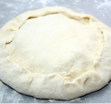 Меньшую лепешку кладем сверху и защипываем края, как показано на фотографии.	