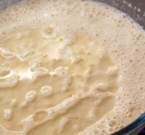 Добавьте пол чайной ложки соли, сахар и 40 мл масла, перемешайте до однородной массы.	