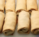 Блинчики сверните и обжарьте со всех сторон на растительном масле перед самой подачей на стол.	