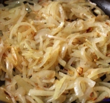 Нарежьте лук и обжарьте на слабом огне, на растительном масле до золотистого цвета.	