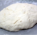 Вымешиваем тесто, постоянно добавляя при необходимости муку, пока оно перестанет липнуть к рукам.	