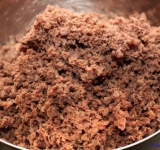 Вначале залейте мясо холодной водой, посолите, добавьте горошки черного перца и варите до готовности, примерно 2 часа. Приготовленное мясо порежьте на кусочки и хорошо измельчите в блендере ( можно пропустить через мясорубку).	