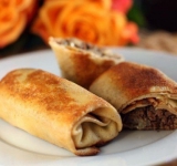 Блинчики сверните и обжарьте со всех сторон на растительном масле перед самой подачей на стол. Можно так же посыпать их тертым сыром и на несколько минут поставить в духовку. Подавать к столу лучше со сметаной.	