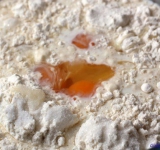 В глубокой посуде замешайте тесто для блинов, для этого перемешайте муку, яйца и молоко.	