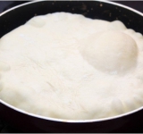 На сковороду выкладываем лепешку швом вниз, закрываем крышку и жарим на растительном масле, на малом огне 7-8 минут, затем переворачиваем хачапури и жарим еще 3-4 минуты. Разрезаем лепешку как пирог и горячими подаем на стол.	