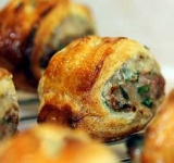 Противень застилаем бумагой для выпечки, смазываем маслом, сверху укладываем рулеты и помещаем в предварительно разогретую духовку на 20-25 минут. Готовые рулеты немного остужаем и подаем к столу.