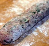 Мелко нарезаем лук, рубим петрушку, тщательно перемешиваем с фаршем. Солим, перчим и хорошенько проминаем фарш до получения пластичной массы. Рабочее место обсыпаем мукой, из фарша скатываем длинные колбаски.