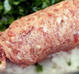 Сделаем начинку, для этого достаточно жирную свинину пропустим через мясорубку вместе с небольшим количеством мелко нарезанного белого хлеба.