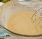 В желтки вливаем горячие сливки. Массу хорошо перемешиваем венчиком, затем снова переливаем в ковшик и варим крем на слабом огне, при постоянном помешивании до загустения.