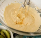 Взбиваем желтки с сахарной пудрой в густой крем.