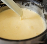 Соединяем сливки с молоком и ставим на огонь, нагреваем при постоянном помешивании, почти доводя до кипения.