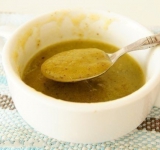 Киви и банан перетираем в пюре.