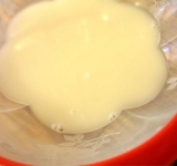 Замесим тесто, для этого растворим в теплом молоке сухие дрожжи и соль.	