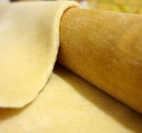 Раскатываем тесто в виде круглого тонкого блина, подсыпая муку при необходимости	