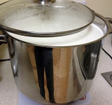 1. Берем от 1 до 3-х литров молока. Домашнее или пакетированное молоко нужно перекипятить и остудить до t 38-40 ºС. Ультрапастеризованное молоко (в упаковке Тетра-Пак) достаточно просто подогреть до t 38-40 ºС. 
 
Примечание: зачем нужно кипятить молоко? В молоке, которое не прошло кипячение, содержатся как полезные, так и вредные бактерии. В процессе приготовления йогурта, мы будем заселять в молоко только «нужные» и полезные для здоровья бактерии. Поэтому молоко перед приготовлением йогурта, должно быть стерильным. Кипячение убивает все не нужные бактерии. А молоко в упаковке ТетраПак уже прошло процесс пастеризации, поэтому его можно использовать без кипячения.	