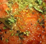 Готовим томатный соус, для этого очищаем от кожицы 2-3 средних помидора, измельчаем их в блендере, добавляем приправу и оливковое масло, вновь хорошо перемешиваем. Провариваем соус 5 минут, и даем немного остыть.	