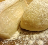 Добавляем остальную муку, оливковое масло и хорошенько вымешиваем тесто. Разделяем тесто напополам, из каждой части мы сможем приготовить пиццу диаметром 35-40 см.	