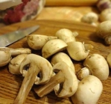 Грибы, помидоры для начинки, ветчину сладкий перец нарезаем, зелень мелко рубим, сыр трем на крупную терку.	