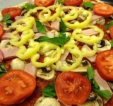 Выкладываем начинку слоями в следующей последовательности – грибы, ветчина, сладкий перец, помидоры посыпаем сверху сыром и зеленью.	