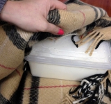 3. Накрываем кастрюлю крышкой и укутываем в покрывало для сохранения тепла. Если вы используете йогуртницу, действуйте согласно инструкции.	