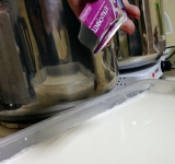 2. Высыпаем закваску в молоко и перемешиваем ложкой. 
 
Примечание: принцип действия закваски: в заквасках содержатся дружественные человеку бифидо и лакто бактерии. Попадая в теплое молоко, эти бактерии начинают активно размножаться, превращая молоко в йогурт, этот процесс называется «ферментация». При этом они обогащают молоко витаминами В1, В12, С, Е, Р и другими полезными витаминами и микроэлементами.	