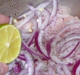 Приготовим маринад, для этого нарежем кольцами лук, добавим сок лайма, соль, перец по вкусу, и хорошо перемешаем. Курицу добавляем к маринаду, перемешиваем и оставляем на 20 минут.