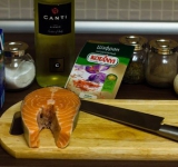 Стейк лосося моем и обсушить. Лук мелко нарезаем и обжариваем на слабом огне до золотистого цвета.