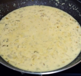 Выкладываем стейк на тарелку с гарниром. Соус оставляем на огне до загустения.