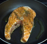 Рыбу солим, перчим, добавляем приправ и выкладываем на сковороду.