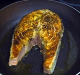 Обжариваем лосось на большом огне в небольшом количестве оливкового масла по 2-3 минуты с каждой стороны.