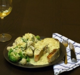 Поливаем стейк и гарнир соусом и подаем на стол. Приятного аппетита.