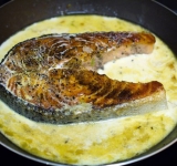 Вливаем сливки и жарим при постоянном помешивании еще 4-5 минут.