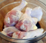 Голень курицы натираем уксусом, солим и оставляем на 30 минут.