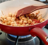 Обжариваем грудинку на оливковом масле, добавляем мелко нарубленный лук, чеснок и целые шампиньоны. Все вместе обжариваем в течение нескольких минут при постоянном помешивании. Перекладываем на тарелку.