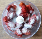 Готовим клубничный соус, для этого растираем клубнику в блендере с 50 грамм сахара.