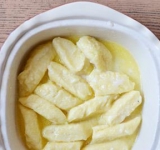 Опускаем вареники в кипящую воду и варим до всплывания. Готовые вареники вылавливаем шумовкой и складываем в миску с растительным маслом.